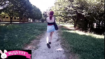 美しいイタリアのベイビーが公園で披露します。