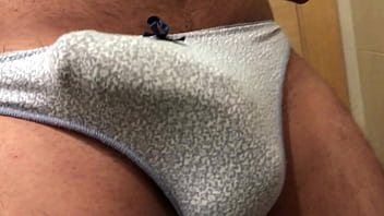 セクシーなインド人の隣人の盗まれたビキニカットコットンパンティーで遊ぶ