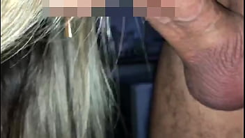 夫のチンポを握りしめながら巨大チンポをしゃぶる人妻。