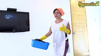 MAMACITAZ-角質の観光客は熱いラティーナメイドと彼のホテルの部屋でハメ撮りセックスをしています-ローザロカ
