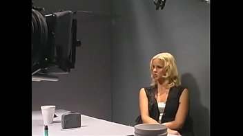 副隊からの魅力的な探偵のハードワークについてのエキサイティングなアダルト映画からのいくつかの面白いエピソードを見て楽しんでください