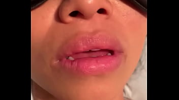 ゴージャスなアジア人は私の巨大な雄鶏を手に入れます、夫はかつて言いました。今、彼女は中毒です。セクシーな唇とタイトな猫
