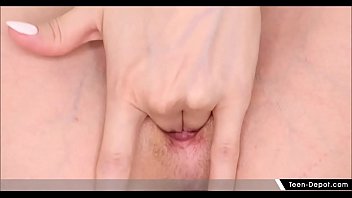 彼女の小さな猫を自慰行為するリルムーン