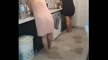 私の妻と私の義母をファックして、彼らは両方とも非常にふしだらな女です