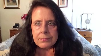 60歳のHORNYPAWG BBW GRANNY SECRETARY FRIENDは、彼女が絶頂するまで自分のマスターベーションを撮影するために彼女の家に私を招待します。