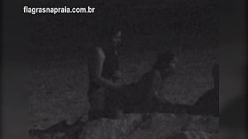 夜のビーチでセックスをしているカップルを撮影しました。セキュリティがそれらを実行するように設定しました