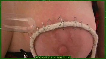 ホッチキス付きt。おっぱいが電気の痛みを感じる