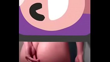 プラグで遊んでください。私たちが激しくセックスするときのために彼女のお尻を訓練して準備します。