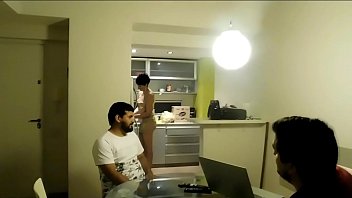 パンデミックの真っ只中、完全にロックンロール、完全隔離中、私の友人はスーパーに行き、どちらかの最初の部分を2種類持っています