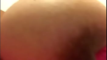 私のいとこは私に彼女のおっぱいを見せてくれます