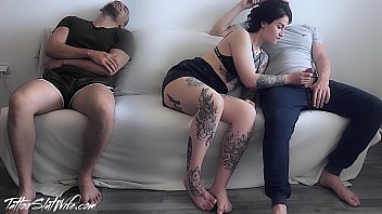 妻は夫が休んでいる間ディック友人を吸引して見ていません