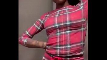 Asian Doll twerks Instagramの彼女のジューシーなプラムのお尻の頬は、素晴らしい口の動きと一緒に彼女の新しい歌に生きています