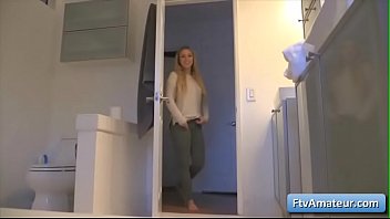 セクシーな巨乳のブロンドののアマチュアゾーイは浴槽で驚くべきそして巨大な紫色のディルドに乗って、強いオルガスムに達します