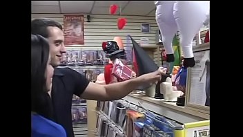 小さなおっぱいを持つ若い黒髪のラテンピーチエリノルイーズは、風俗店で彼女の筋肉質のボーイフレンドによってお尻の湾に錨を下ろされました