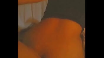 VTR恥ずかしがり屋の隣人は自分自身を記録させませんが、彼女は性交するのが好きです