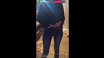 在大街上，青少年在上公开露面，一举一动！他们向景致致敬！ -梅丽娜·布鲁姆