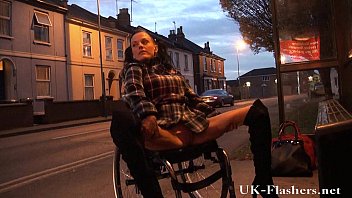 障害者の英語で彼女の車椅子から公共の場で猫を点滅させるリアカプリス