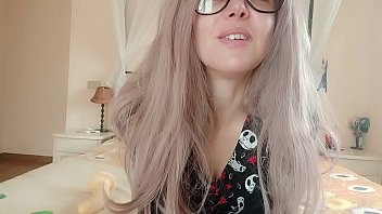 粗俗的口音！美丽的意大利妓女在打your和放屁之间冒犯了您的母亲