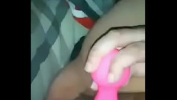 ピンキーを使って振動する舌を震えるオーガズムに！