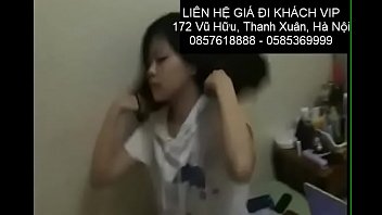 Красивые девушки идут к гостям в Ханое