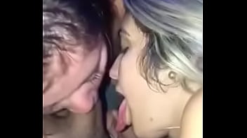 パーティーの後に看護している2人の若い酔っぱらい