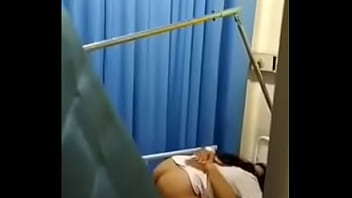 看護師が患者とセックスをしているのを見つけられた