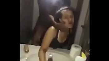 私の義理のいとこのシェリーはバスルームで犯されています...私は彼女がふしだらな女であることを知っていました