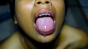 濃厚なスージーをしゃぶると、彼女の口と顔の中に中出しするまでチンポを濃厚にしゃぶります。