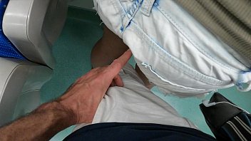 Незнакомец трахнул пальцами ее киску в общественном поезде