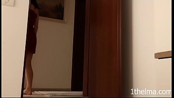 妻は裸の姿で夫を驚かせます。アマチュアカップル