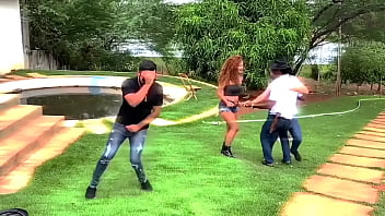 安っぽいファンクを踊るティリンガ