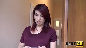 DEBT4k。腹のある赤毛が服を脱ぐ場合、コレクターは借金を閉じることができます