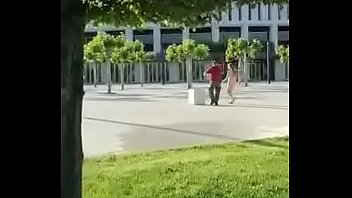 公共の場で全裸。街の通りのヌード