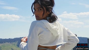 インドのMILFモデルは屋外でストリップし、ホースで遊ぶ