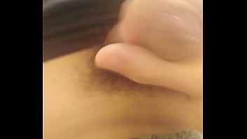 私のペニスで少し遊んで