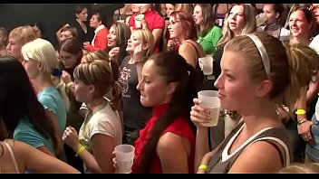 Hardcore-Gangbang im Nachtclub