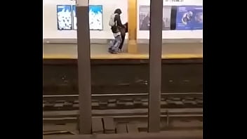 熱いブルネットはすでに彼女の母親の検疫を獲得しています