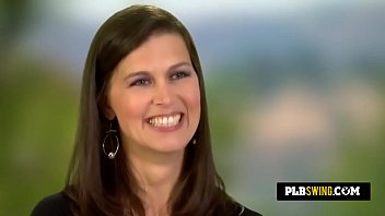 巨乳の妻は、この熱い乱交で彼女が見るすべての雄鶏を揺り動かして、セックスしています。