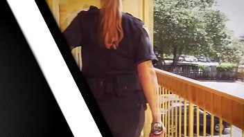 巨乳の熟女警官が大きな黒いペニスで彼女のお尻を叩かれています！