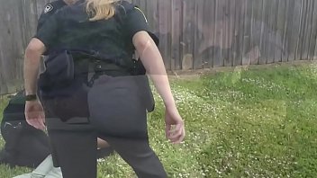 制服姿の痴女熟女がエッチな黒人犯人と絶叫して叩いてる！