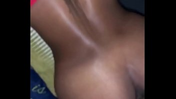 隣人の夫は町の外にいて、彼女は今ディックを望んでいます