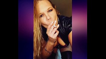 ディルドフェムドムハメ撮りを吸うラテックスフェチ服のカスタム喫煙フェチ