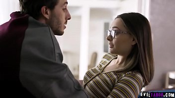 スーパースターのジョック、ルーカス・フロストは、この処女のティーンレポーターであるアフテン・オパールとのインタビューを行い、彼女に彼女の新鮮なティーンの猫を性交させるよう説得しました。