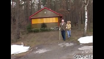 巨大な自然のおっぱいと恋人を持つゴージャスなひよこナタリーはハードコアをお楽しみください