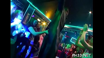 金髪のかわいいウェイターがみんなを交尾させる