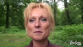 Русскую милфу трахнули в гэнгбэнге