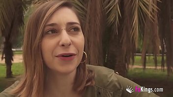 痴女ラナがいかにできるかをテストします。彼女は目隠しをされている間に公共の場で犯された