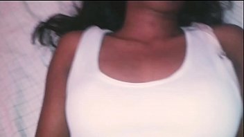 セクシーなブルネット私は彼に彼女を吸う方法を教えるので彼に彼女を記録させたくない