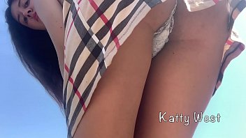 ベイブ 18 歳彼女のおっぱいとまんこを見せる公共の場所でのパンチラ