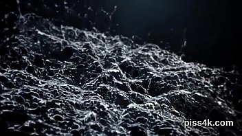 自然なレズビアンのひよこはおしっこをはねかけ、濡れたおまんこを射精します